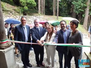 Il taglio del nastro davanti allo Chalet-Museo di Villa Faraggiana a Meina. Da sinistra: Alfredo Monaco (consigliere Regione Piemonte), Fabrizio Barbieri (sindaco di Meina), Daniele Giaime (presidente Centro Servizi Volontariato), Anna Belfiore (presidente UniversiCà e Fondazione Banca di Intra), Augusto Ferrari (assessore Regione Piemonte politiche sociali), Elena Ferrara (senatrice)